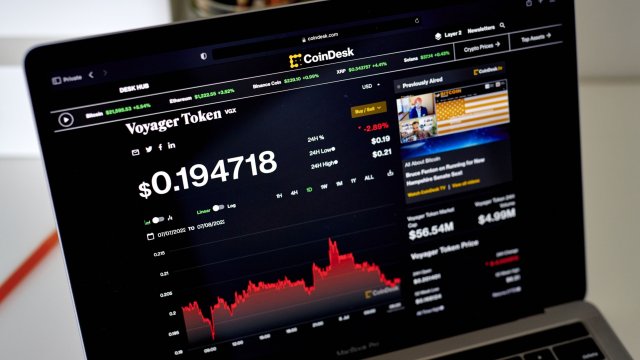 Този&nbsp;нееднороден&nbsp;ход на пазарите&nbsp;ту надолу, ту нагоре&nbsp;вероятно ще продължи, докато един от многобройните глобални негативни фактори не се разсее. Снимка: Gabby Jones/Bloomberg