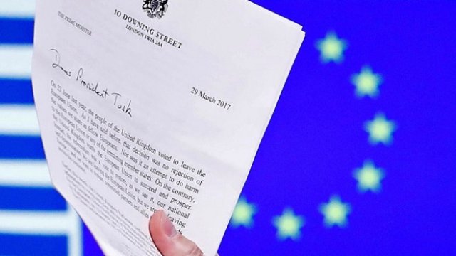 <p>
	Писмото, с което Лондон съобщи на общността, че напуска ЕС. <em>Снимка: Архив Ройтерс</em></p>
