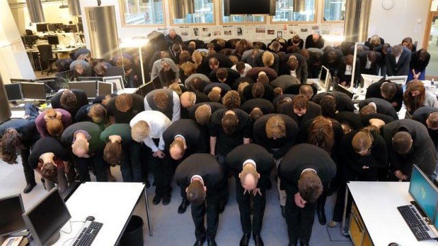 <p>
	Служителите на вестника се поклониха на своите читатели, акционери и рекламодатели. Снимка: FTD</p>
