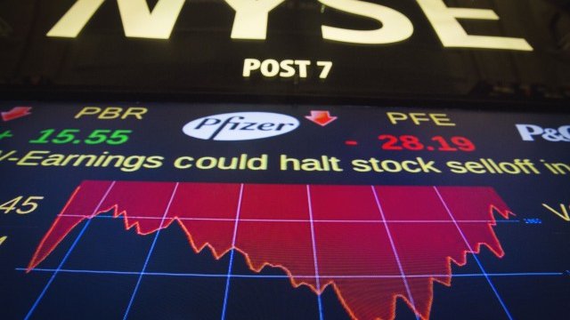 <p>
	<span style="color: rgb(51, 51, 51); font-family: Arial, non-serif; font-size: 13.63636302948px; line-height: 20px;">Седмицата на американските фондови пазари започна със загуби, които се задълбочаваха все повече, но в последните сесии пазарът се обърна и част от тях бяха заличени. <em>Снимка: Ройтерс</em></span></p>
