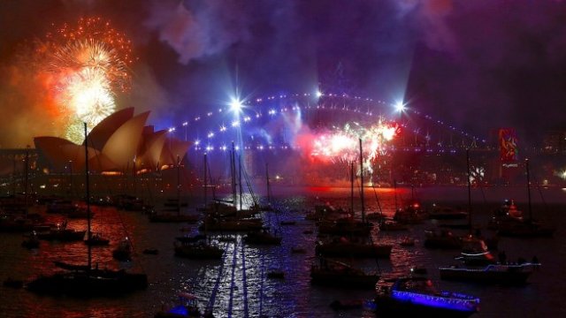 <p>
	<em>Сидни посреща 2017 година. Снимка: Архив Ройтерс</em></p>
