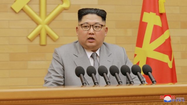 <p>
	Лидерът на Северна Корея Ким Чeн-ун по време на приветствието му. <em>Снимка: Ройтерс</em></p>
