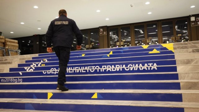 <p>
	Входът към една от залите на НДК, където ще се провежда част от събитията в София. <em>Снимка: Олег Попов, Investor Media Group</em></p>

