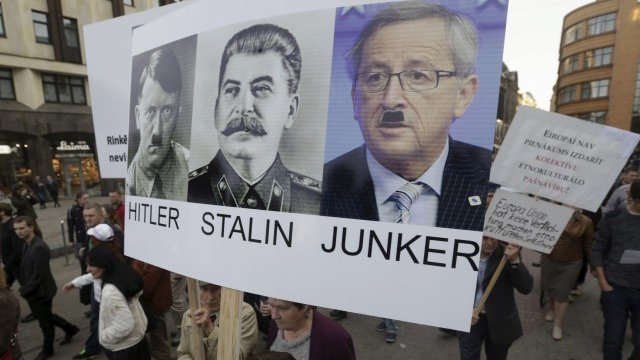<p>
	Източноевропейците имат общ враг - ЕС и Юнкер. На снимката - антиимигрантски митинг в Рига. <em>Снимка: Ройтерс</em></p>
