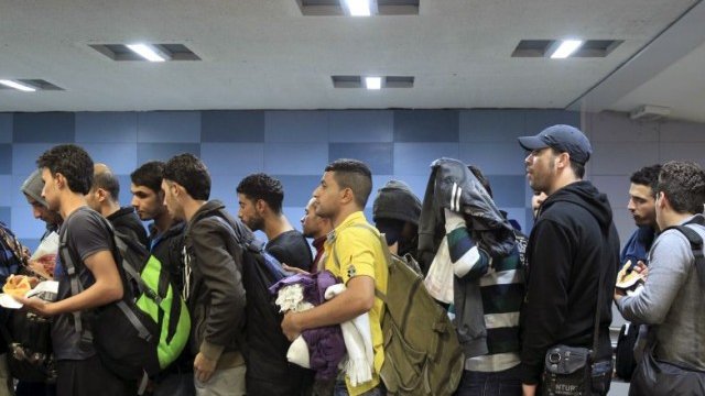 <p>
	Хиляди мигранти прекараха няколко дни на централната жп гара в Будапеща, за да заминат за Германия. <em>Снимка: архив Ройтерс</em></p>
