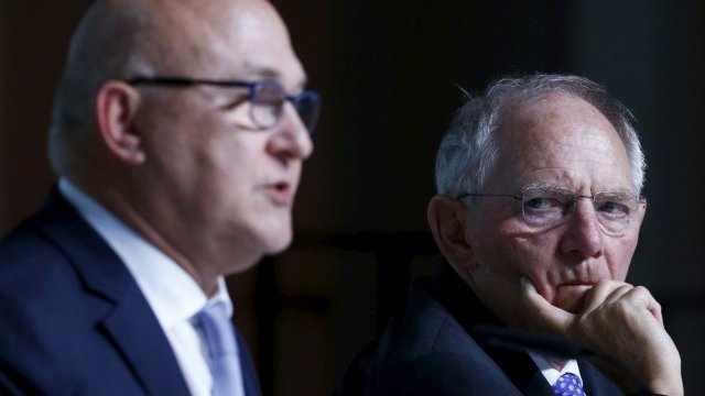 <p>
	Финансовият министър на Франция Мишел Сапен и на Германия Волфганг Шойбле <em>Снимка: Ройтерс</em></p>
