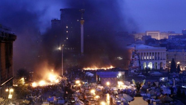 <p>
	През нощта имаше нов опит на силите за сигурност да разчистят централния площад в Киев.<em> Снимка: Ройтерс</em></p>
