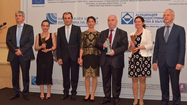 <p>
	Премиерът Пламен Орешарски награди победителите в конкурса за награди &bdquo;Икономика на светло&rdquo; за 2013 г. <em>Снимка: АИКБ</em></p>
