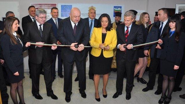 <p>
	Лентата прерязаха здравният министър Петър Москов, регионалният&nbsp; Лиляна Павлова и министърът на спорта Красен Кралев. <em>Снимка: МЗ</em></p>
