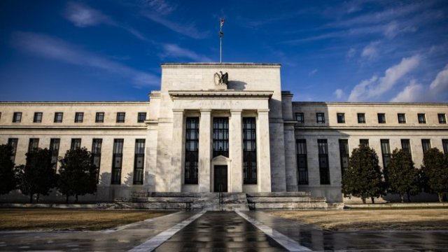 Изостава ли Федералният резерв от кривата?