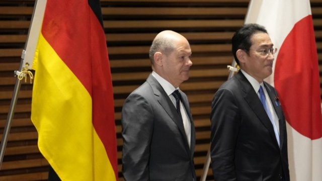 <p>
	Олаф Шолц на посещение при японския премиер Фумио Кишида. <em>Снимка: Bloomberg</em></p>
