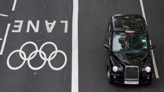 <p>
	През първата половина на 2012 г. производителят на лондонските таксита отчете загуба от 3,6 млн. паунда. <em>Снимка: Ройтерс</em></p>
