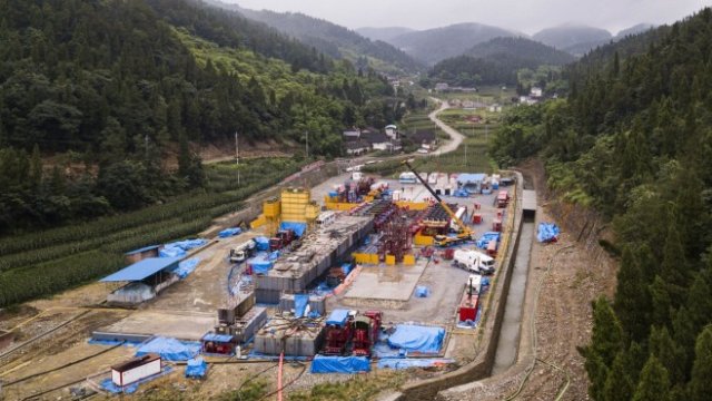 <p>
	<em>Газовото находище Fuling на Sinopec. Снимка:&nbsp;Qilai Shen/Bloomberg</em></p>
