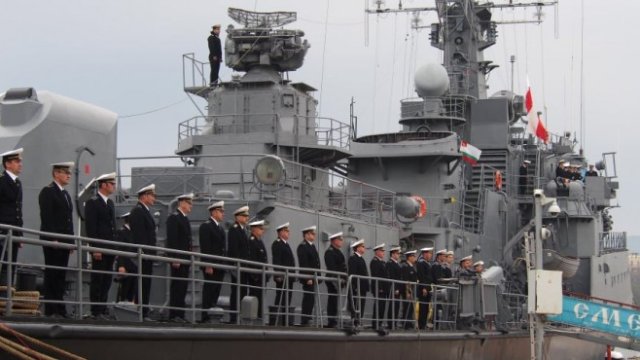 <p>
	Морска гара Варна, военнослужещи от Военноморските сили. <em>Снимка: БГНЕС</em></p>

