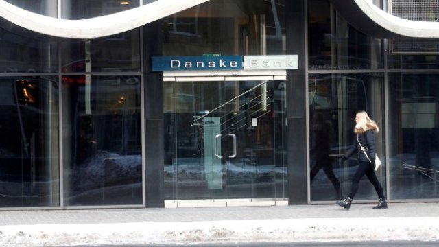 <p>
	Жена минава покрай офис на Danske Bank в Талин. <em>Снимка: Ройтерс</em></p>

