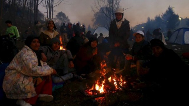 <p>
	Група имигранти чакат да преминат границата на Словения. <em>Снимка: Ройтерс</em></p>
