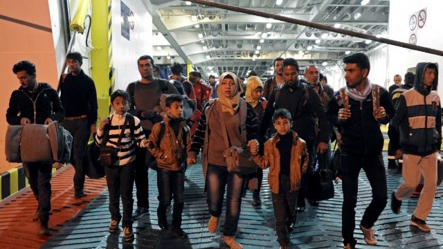 <p>
	Бежанци пристигат на пристанище в Гърция. <em>Снимка: Ройтерс</em></p>
