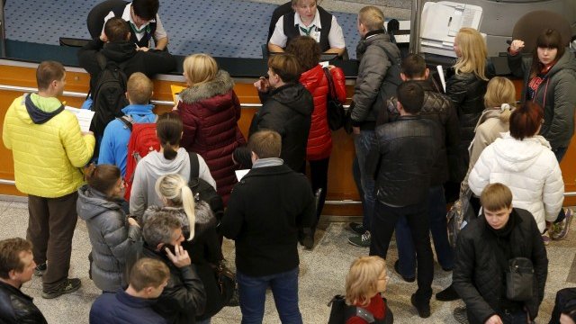 <p>
	Пътници, чиито полети за Египет са били отменени, се събират пред бюро за информация на летище Домодедово в Москва.<em> Снимка: Ройтерс</em></p>
