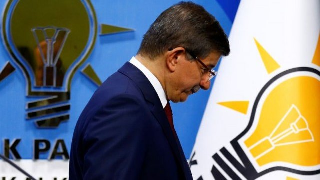 <p>
	Ахмет Давутоглу напуска залата след края на пресконференцията, която даде в Анкара.<em> </em>Снимка<em>: Ройтерс</em></p>
