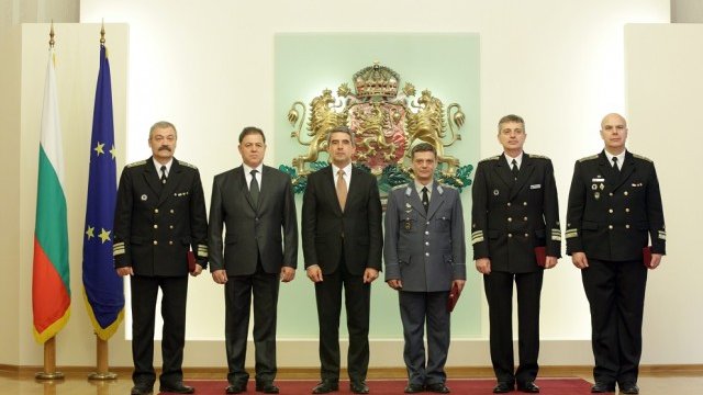 <p>
	Президентът Росен Плевнелиев връчи пагони на офицери. Снимка: <em>БТА</em></p>
