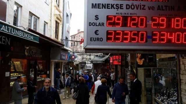 <p>
	Туристи се разхождат в центъра на Истанбул.&nbsp;<em>Снимка: Ройтерс</em></p>
