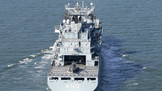 <p>
	Фрегата на германските военоморски сили напуска базата във Вилхемсхафен. <em>Снимка: Архив Ройтерс&nbsp;</em></p>
