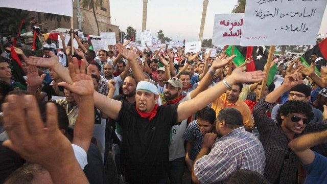 <p>
	Стотици либийци протестираха срещу религиозната и политическа нетолерантност в Триполи на 14 септември. <em>Снимка: БТА</em></p>
