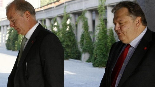 <p>
	Гръцкият финансов министър Евангелос Венизелос (вдясно) и управителят на гръцката централна банка Георгиос Провопулос пристигат за неформална среща на ЕКОФИН във Вроцлав днес. <em>Снимка: Ройтерс</em></p>
