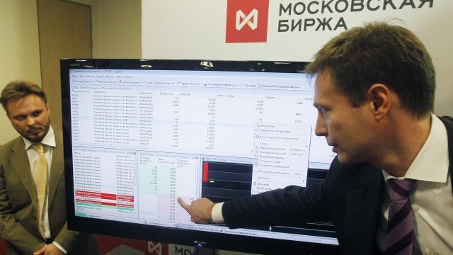 <p>
	Стартът на борсовата търговия с акции на борсата през февруари 2013 г. <em>Снимка: архив Ройтерс</em></p>
