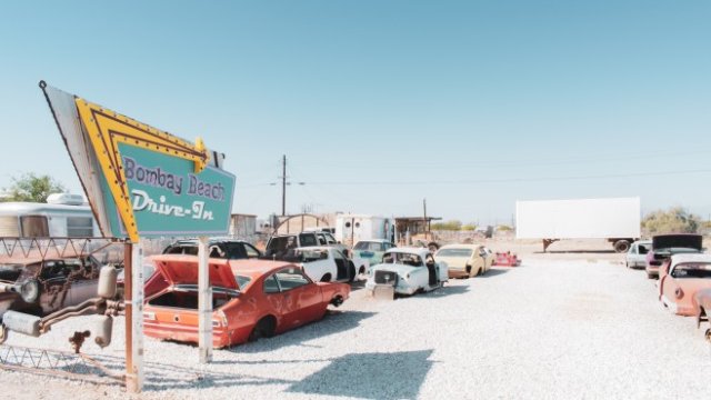 <p>
	<em>Снимка: <span><a href="https://unsplash.com/@designclass?utm_source=unsplash&amp;utm_medium=referral&amp;utm_content=creditCopyText">DesignClass</a> on <a href="https://unsplash.com/s/photos/drive-in-theater?utm_source=unsplash&amp;utm_medium=referral&amp;utm_content=creditCopyText">Unsplash</a></span></em></p>
