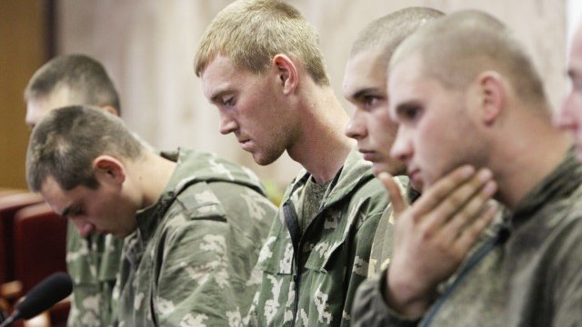 <p>
	Заловените от украинските сили руски войници. <em>Снимка: Ройтерс</em></p>
