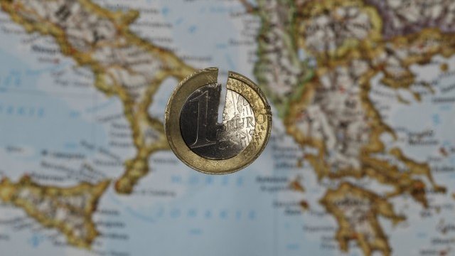 <p style="text-align: justify;">
	При текущите ниски нива на доходност всички европейски облигации са толкова надценени, че загубите за тези, които ги задържат в следващите от 5 до 10 години, ще бъдат впечатляващи. <em>Снимка: Ройтерс</em></p>
