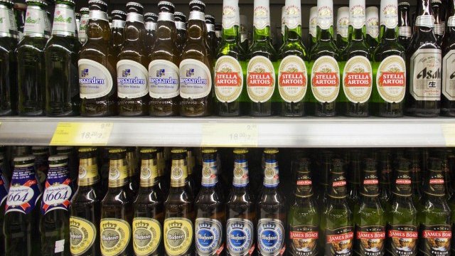 <p>
	Американците все по-често се протягат към рафтовете за Stella Artois и Goose Island. <em>Снимка: Ройтерс</em></p>
