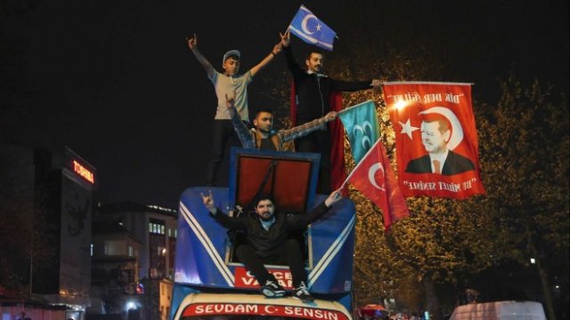 <p>
	Привърженици на Ердоган празнуват в Истанбул. <em>Снимка: Ройтерс</em></p>
