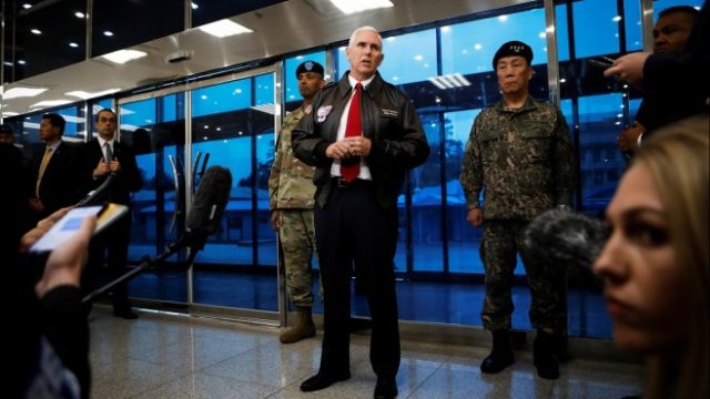 <p>
	Майк Пенс отговаря на журналистически въпроси в Южна Корея. <em>Снимка: Ройтерс</em></p>
