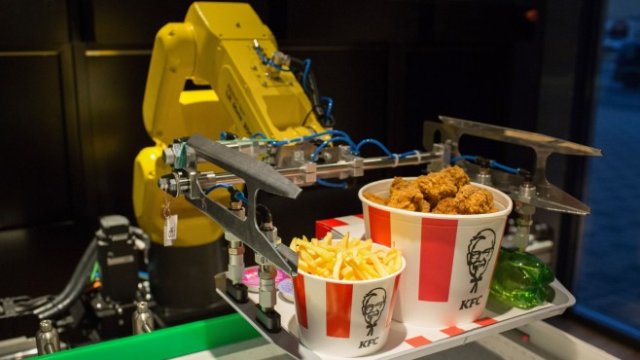 <p>
	Машините застрашават само позициите с рутинни задачи. <em>Снимка: Bloomberg</em></p>
