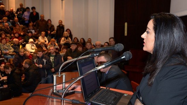 <p>
	Лиляна Павлова е във Варна за информационната кампания за безплатното саниране на многофамилните жилища. <em>Снимка: БТА</em></p>
