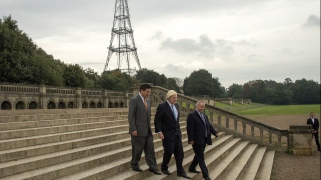 <p>
	Кметът на Лондон Борис Джонсън (в средата) в компанията на председателя на ZhongRong Group Ни Джайсин (вляво) в парка на Crystal Palace Park през октомври 2013 г. Снимка: архив Ройтерс</p>
