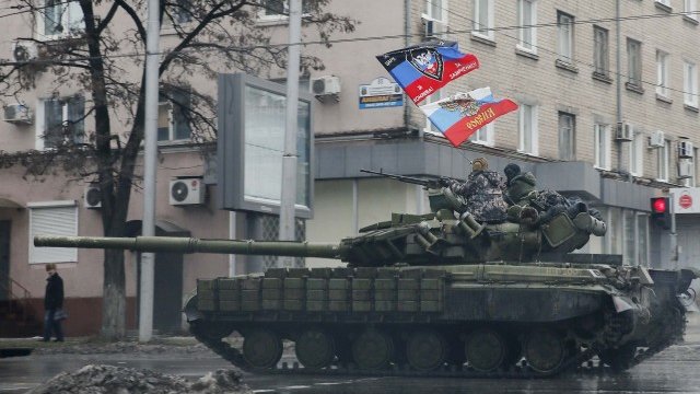 <p>
	Проруски сепаратисти обхождат с танкове Донецк. <em>Снимка: Ройтерс&nbsp;</em></p>
<div>
	&nbsp;</div>
