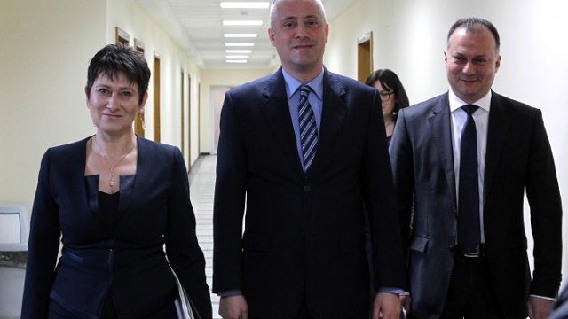 <p>
	Икономическият министър Божидар Лукарски (в средата) и неговите заместници представиха приоритетите пред работата си през следващите месеци. Снимка: <em>БТА</em></p>
