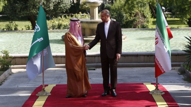 Иранският външен министър Хосеин Амир-Абдолахиан (дясно) позира за снимка със своя саудитски колега Фейсал бин Фархан на 17 юни 2023 г. в Техеран, Иран, на първото си посещение в страната след забележителното сближаване след седемгодишен разрив. Снимка: Matin Ghasemi/Borna News/Aksonline ATPImages/Getty Images