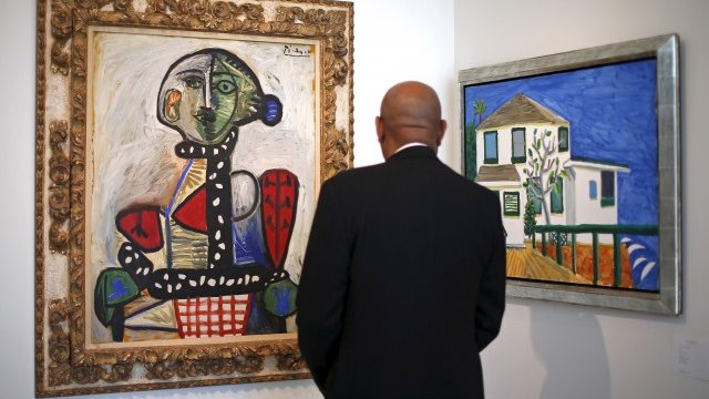 <p>
	&bdquo;Femme au Chignon dans un Fauteuil&quot; (вляво). <em>Снимка: архив Ройтерс</em></p>
