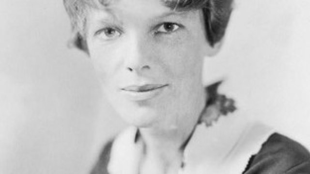 <p style="text-align: center; ">
	Една от малкото снимки на легендарната авиаторка Амелия Ерхарт.<em> Снимка: Wikimedia</em></p>
