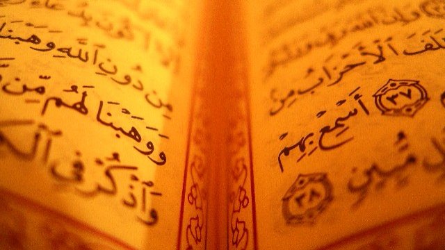 <p style="text-align: center; ">
	Шедьовърът е украсен с брилянти и рубини и така изработен заема два златни листа с формат А4. <em>Снимка: sxc.hu</em></p>
