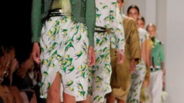 <p style="text-align: center; ">
	Бетси Джонсън завърши ревюто си по зрелищен начин - с шпагат.&nbsp;<em>Снимка: Ройтерс</em></p>
