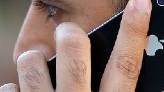 <p style="text-align: center; ">
	Според президента на HTC America Мартин Фичтър iPhone се ползва от по-възрастни потребители. <em>Снимка: Ройтерс</em></p>
