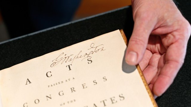 <p>
	Личното копие на Джордж Вашингтон от Конституцията и Закона за правата от 1689 г. бе продадено в петък за 9,8 млн. долара. <em>Снимка: Ройтерс</em></p>
