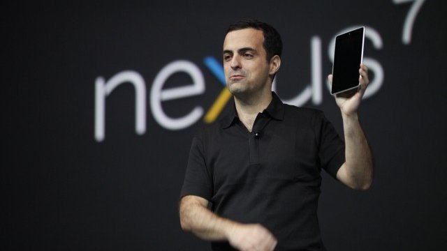 <p>
	Продуктовият мениджър на Google Хюго Бара представя новото устройство<em>. Снимка: Ройтерс</em></p>
