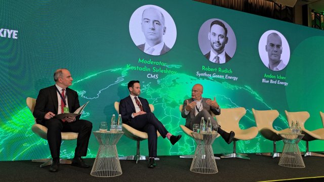 Отляво надясно: Костадин Сирлещтов, модератор, Робърт Рудич, главен директор &bdquo;Бизнес развитие&ldquo; в полската компания SGE и Андон Ичев, изпълнителен директор и член на УС на българската ,,Блу Бърд Енерджи. Снимка: Иван Миладинов