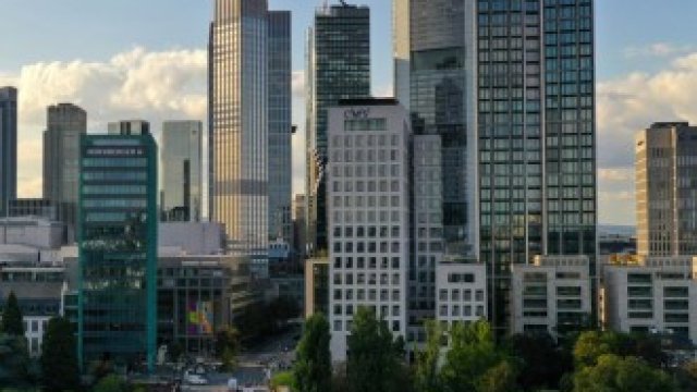 <p>
	Изглед от Франкфурт.&nbsp;<em>Снимка: Alex Kraus/Bloomberg</em></p>
